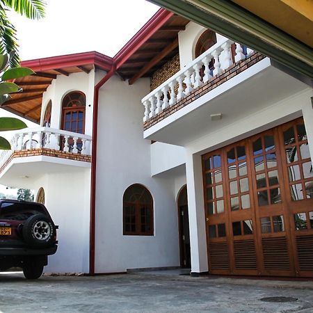 Kan̆Du Kandy Luaran gambar